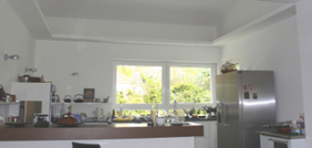 Das Bild zeigt die in weiß gehaltene Küche, wie sie von Charly Brinkmann vorgefunden wurde.